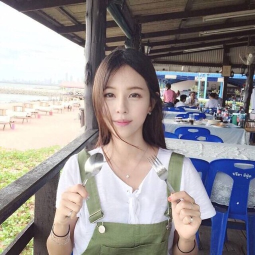 唯美漂亮美女微信高清图片 很安静很温柔