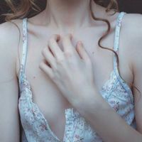 微信头像女生侧脸露锁骨上半身 性感女生锁骨侧面头像