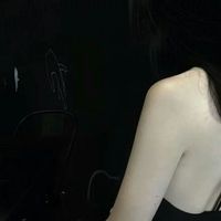 微信头像女生侧脸露锁骨上半身 性感女生锁骨侧面头像