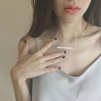 微信头像女生侧脸露锁骨上半身 性感女生锁骨侧面头像