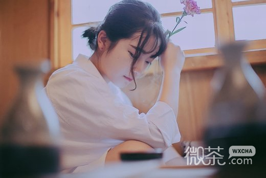 自娱自乐的孤独女子微信图片 我只是希望向你伸出双手