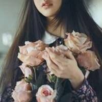 优美花香女孩微信头像 就像手中的花一样