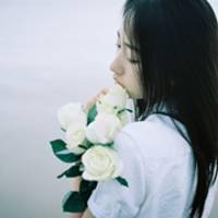 优美花香女孩微信头像 就像手中的花一样