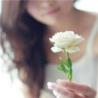 优美花香女孩微信头像 就像手中的花一样