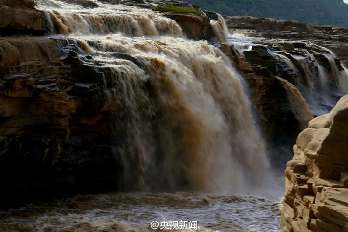 壮观！壶口瀑布“水底升烟”微信图片