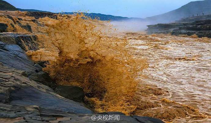 壮观！壶口瀑布“水底升烟”微信图片