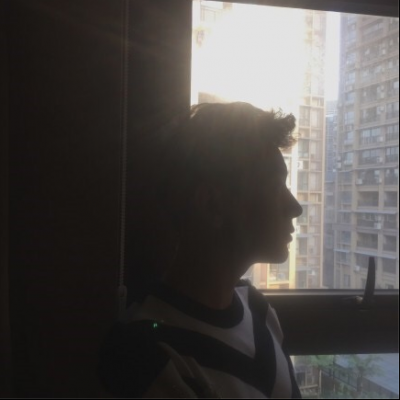 嘴里抽着烟和流着泪说我不爱你了