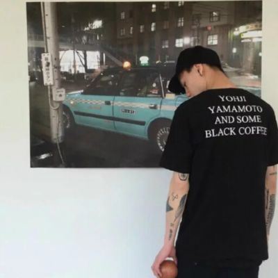 嘴里抽着烟和流着泪说我不爱你了