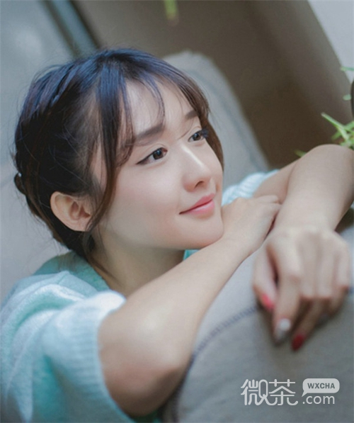 女生手机壁纸小清新 姿色诱人的美人