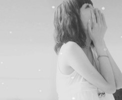 只是过于疲惫所以才会患得患失_非主流欧美风格微信头像