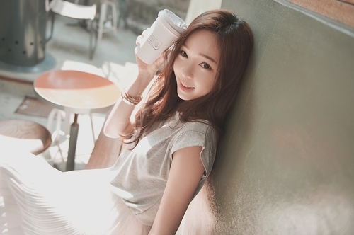 优美阳光气质女生意境美图 别再割裂我的心，别再撕毁我的爱情