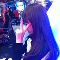 剪刀手女生头像好看的 他没你想的那么爱你
