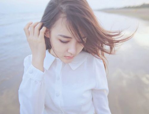 安静的女生空间情感图片 被时光潮水推着前走,忘了身后的旧影