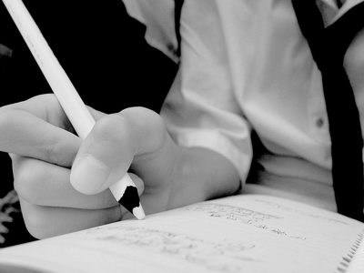 黑白非主流伤感女生图片:我们依旧在挥霍青春