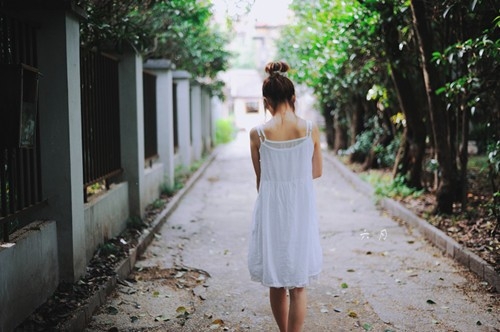 默默离去的伤感女生空间图片 爱情是一把柴,烈烈的烧着点火的心