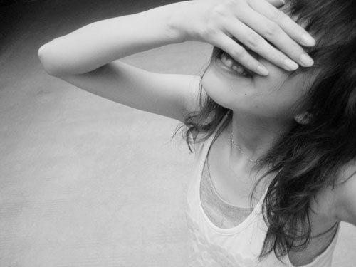 黑白非主流伤感女生图片:我们依旧在挥霍青春