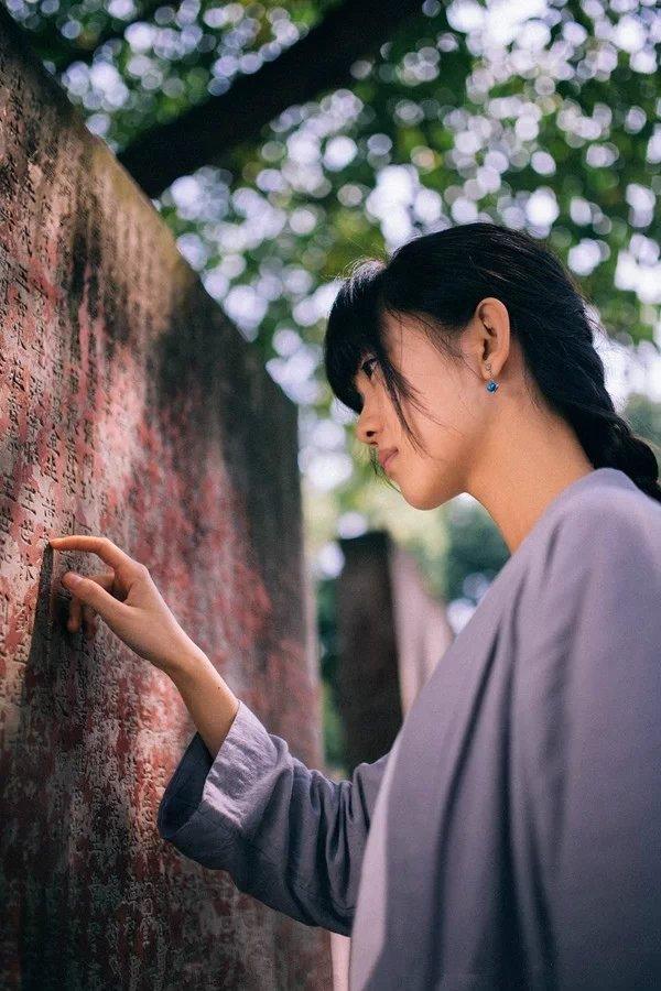 小忧伤复古意境长头发女生图片 离开你是对是错,全凭时光来言说