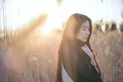 淡淡的忧伤意境女图素材 成串的相思,像是永不枯竭的光影