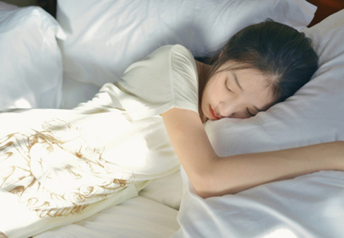 淡淡的忧伤意境女图素材 成串的相思,像是永不枯竭的光影