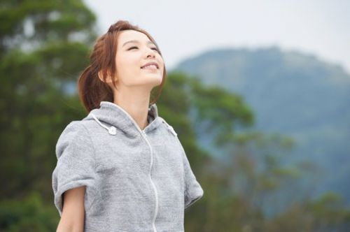 柔情美女好看的空间大图 让我心发怵的爱情,我只有舍之远之