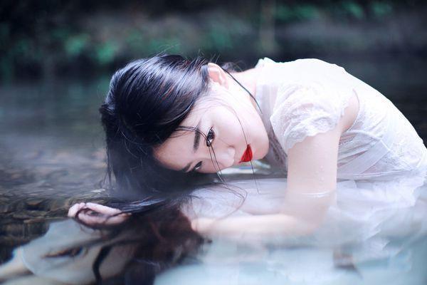 意境女生长发唯美图片清新 什么都想杠起的你,却托举不起爱情