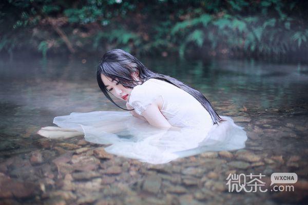 意境女生长发唯美图片清新 什么都想杠起的你，却托举不起爱情