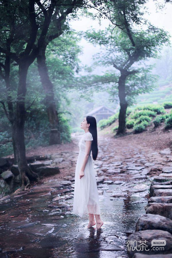 意境女生长发唯美图片清新 什么都想杠起的你，却托举不起爱情