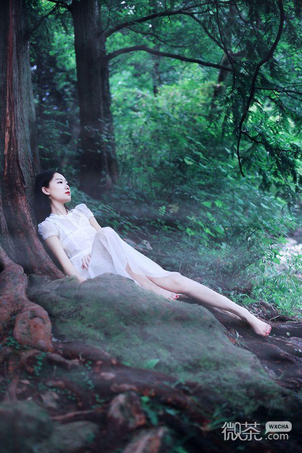 意境女生长发唯美图片清新 什么都想杠起的你，却托举不起爱情
