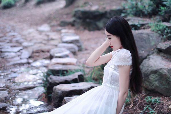 意境女生长发唯美图片清新 什么都想杠起的你,却托举不起爱情