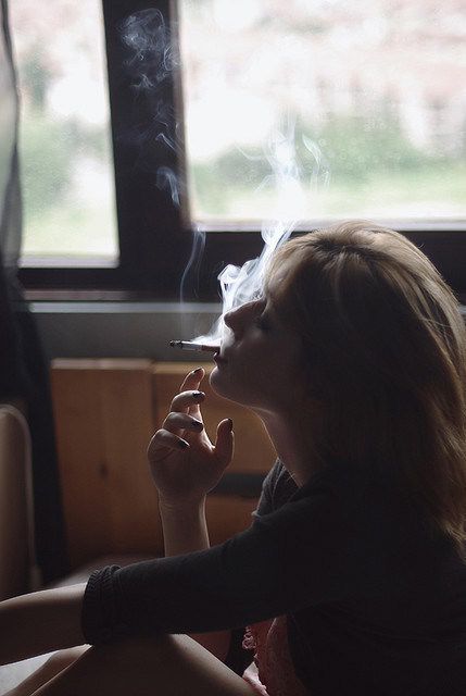非主流女生欧美范儿烟烧了指尖主题美图 如果你怕苦,那么我替你苦