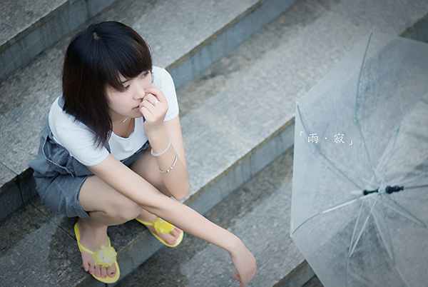 非主流细雨纷飞寂寞女生图片_想念我对你的执恋