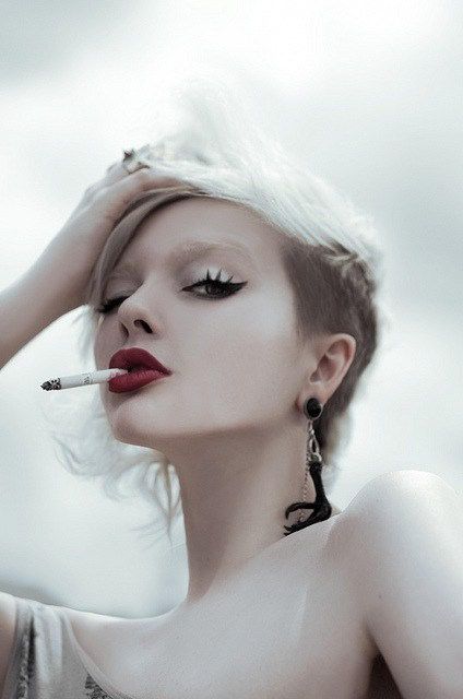 非主流女生欧美范儿烟烧了指尖主题美图 如果你怕苦,那么我替你苦