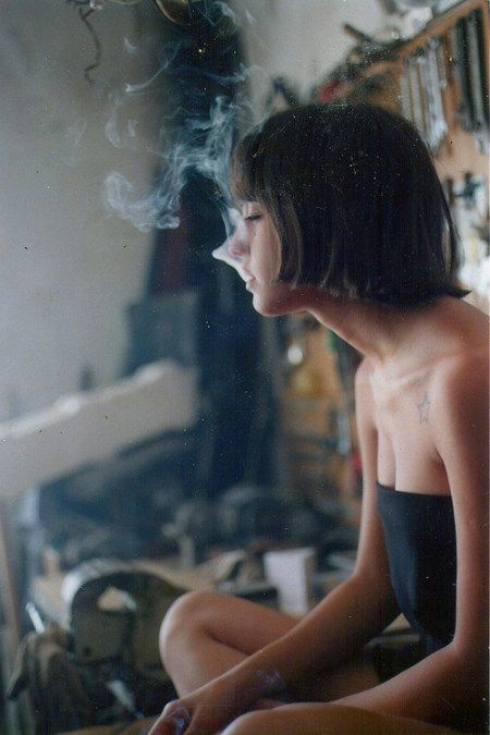 非主流女生欧美范儿烟烧了指尖主题美图 如果你怕苦,那么我替你苦