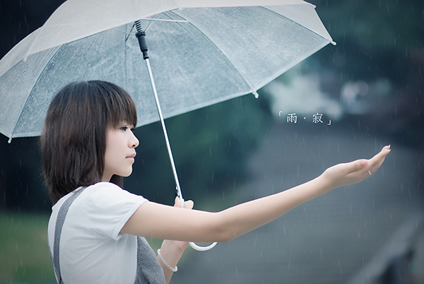 非主流细雨纷飞寂寞女生图片_想念我对你的执恋