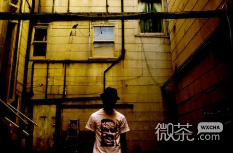 另类颓废非主流图图:时光慢慢后退,我们握不住的