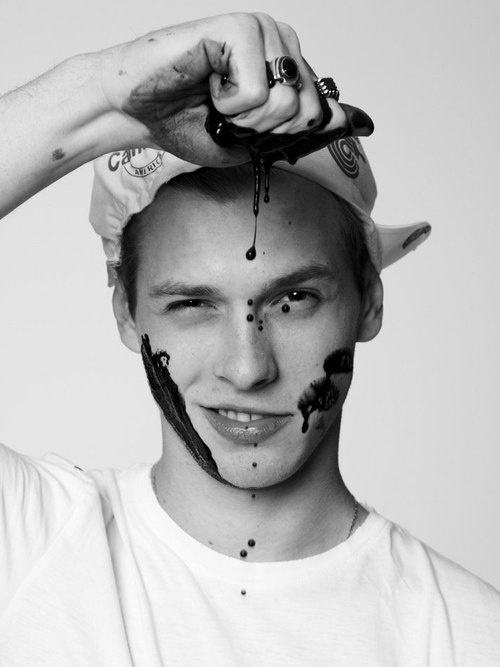 黑白个性欧美范儿男生帅气图片 也许还是习惯一个人孤独的行走