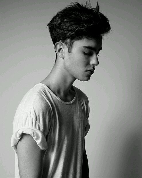 黑白个性欧美范儿男生帅气图片 也许还是习惯一个人孤独的行走