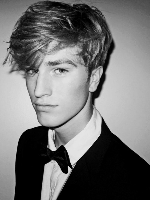 黑白个性欧美范儿男生帅气图片 也许还是习惯一个人孤独的行走