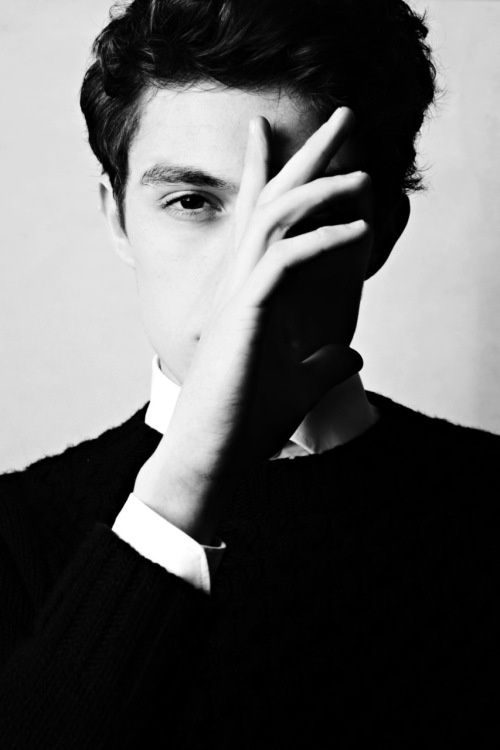 黑白个性欧美范儿男生帅气图片 也许还是习惯一个人孤独的行走