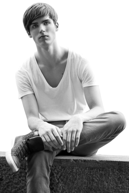 黑白个性欧美范儿男生帅气图片 也许还是习惯一个人孤独的行走