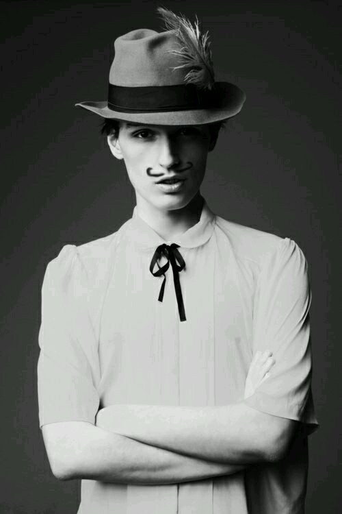 黑白个性欧美范儿男生帅气图片 也许还是习惯一个人孤独的行走