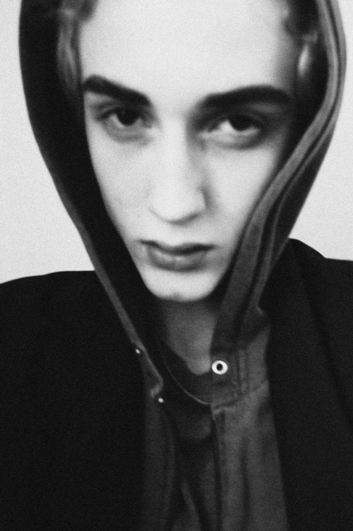 黑白个性欧美范儿男生帅气图片 也许还是习惯一个人孤独的行走