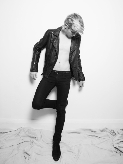 黑白个性欧美范儿男生帅气图片 也许还是习惯一个人孤独的行走