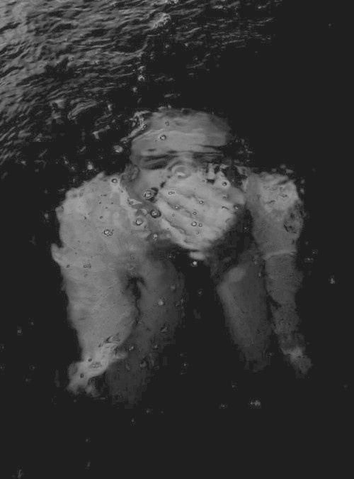 黑白个性欧美范儿男生帅气图片 也许还是习惯一个人孤独的行走