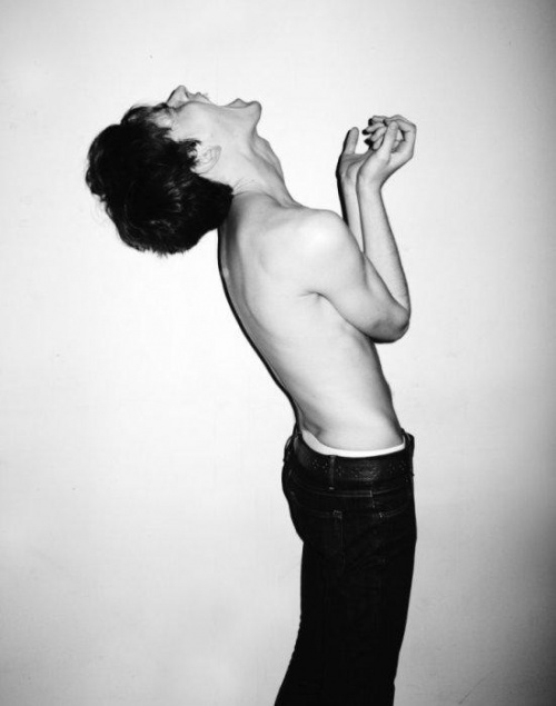 黑白个性欧美范儿男生帅气图片 也许还是习惯一个人孤独的行走