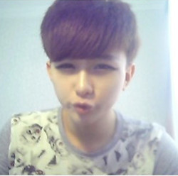 忧郁的男生微信个性头像_坚硬的城市里没有柔软的爱情