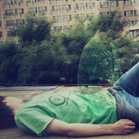 忧郁的男生微信个性头像_坚硬的城市里没有柔软的爱情