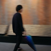 忧郁的男生微信个性头像_坚硬的城市里没有柔软的爱情