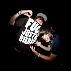 忧郁的男生微信个性头像_坚硬的城市里没有柔软的爱情