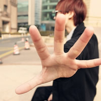 忧郁的男生微信个性头像_坚硬的城市里没有柔软的爱情